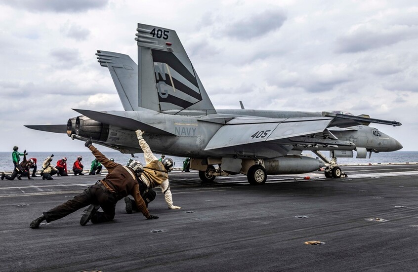 الجيش الأمريكي يعلن إطلاق مقاتلة من حاملة الطائرات "أبراهام لينكولن" في بحر العرب