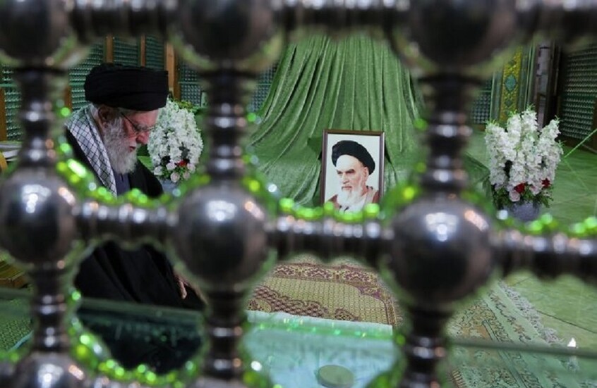 خامنئي يزور مرقد الإمام الخميني (صور)