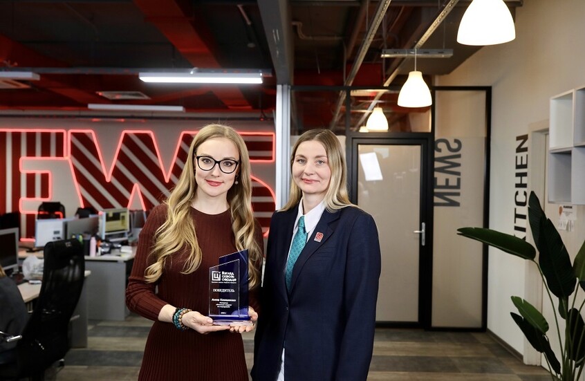 آنا كنيشينكو من قناة RT تنال جائزة "نيكيتا تسيتساغي" على تقريرها حول معارك كورسك (فيديو+صور)