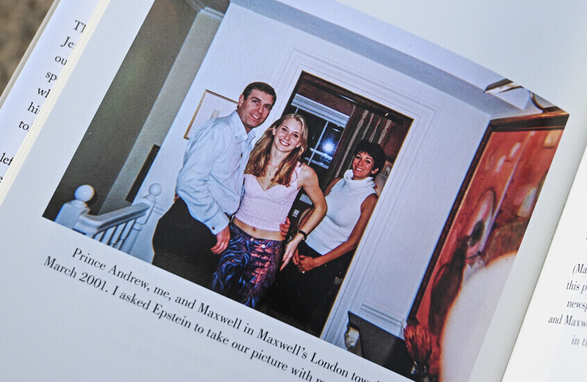 ينحني على فتاة على الأرض.. صور مريبة للأمير السابق أندرو تخرج من ملفات المجرم الجنسي إبستين (صور)