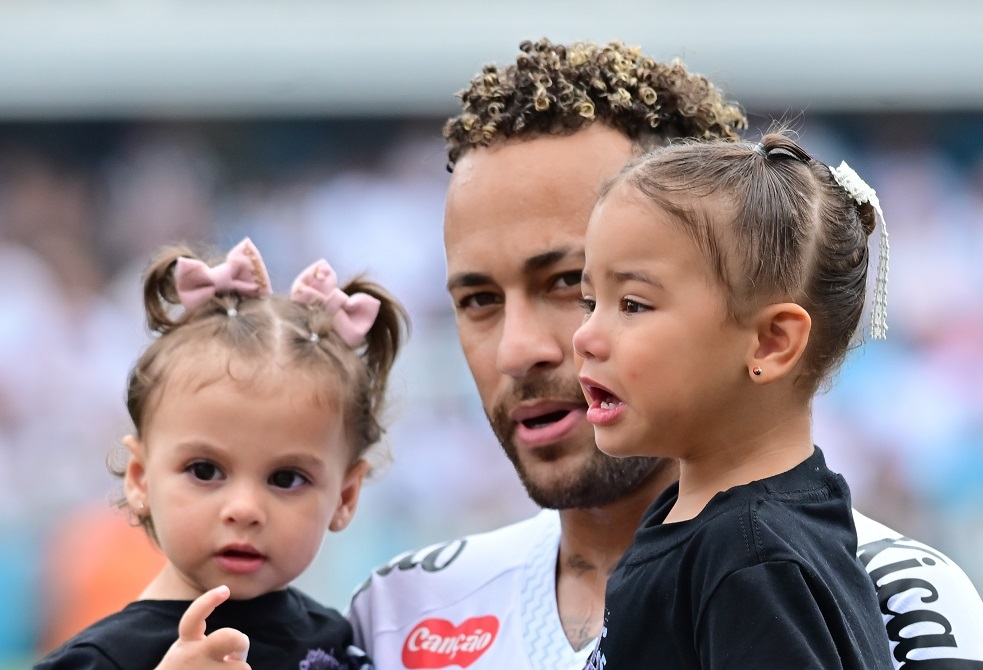 سانتوس البرازيلي يحسم مستقبل نجمه نيمار (فيديو)