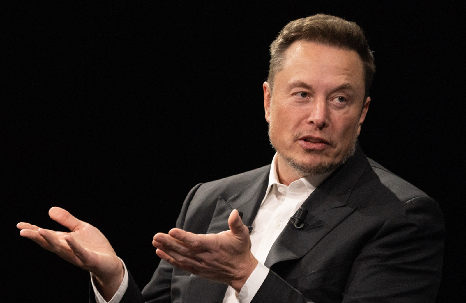 "ماسك بالبكيني".. صورة فاضحة تجتاح مواقع التواصل!