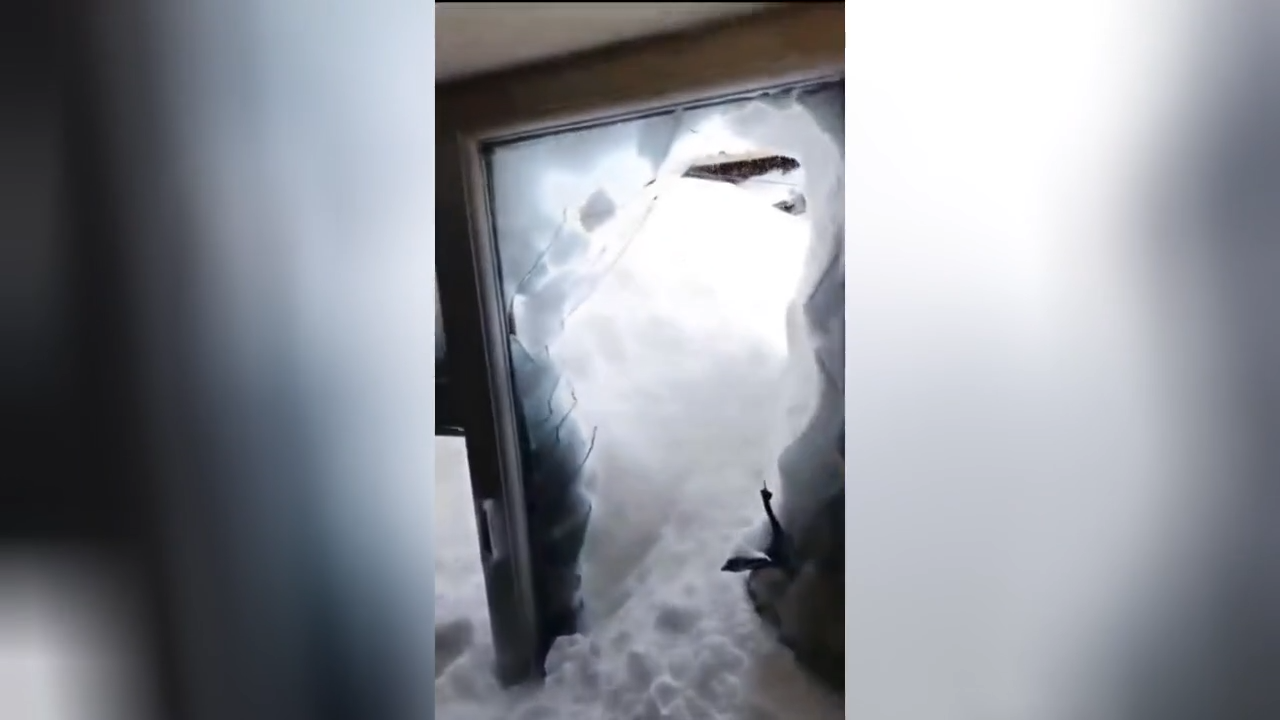 تركيا.. انهيار جليدي يجتاح مبنى سكنيا ويغمر غرفة بالكامل