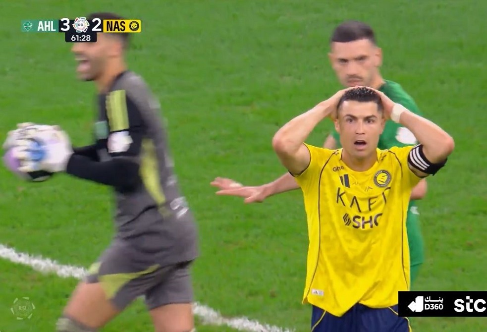 شاهد.. رونالدو يهدر فرصة هدف بغرابة في "الكلاسيكو"