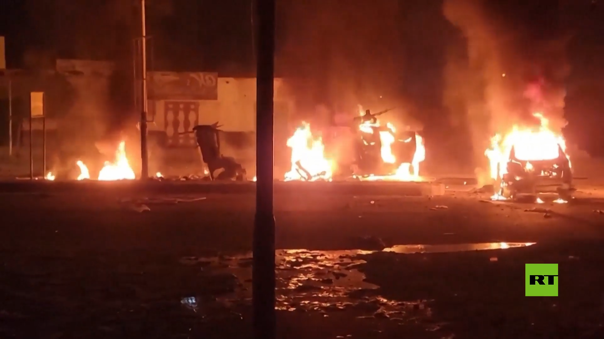 اليمن.. سيارات تشتعل عقب غارات التحالف العربي على محافظة حضرموت