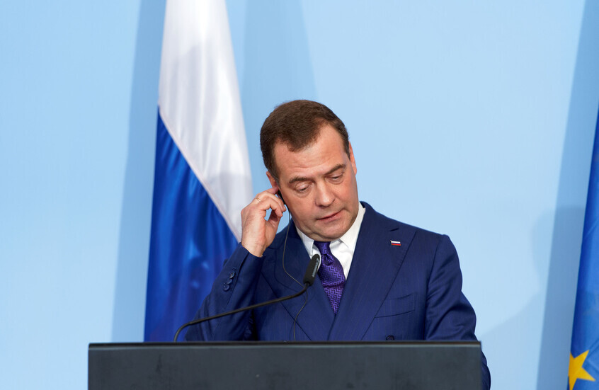 مدفيديف منددا بالضربة الأمريكية على فنزويلا: السلاح النووي هو الضامن الوحيد لسيادة الدول