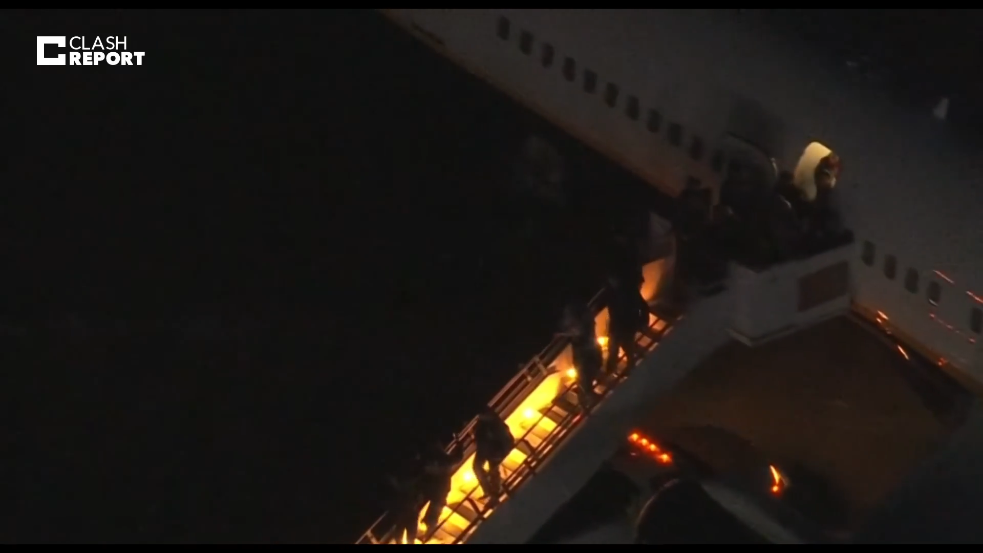 لحظة إخراج الرئيس الفنزويلي من الطائرة التي تقله بواشنطن