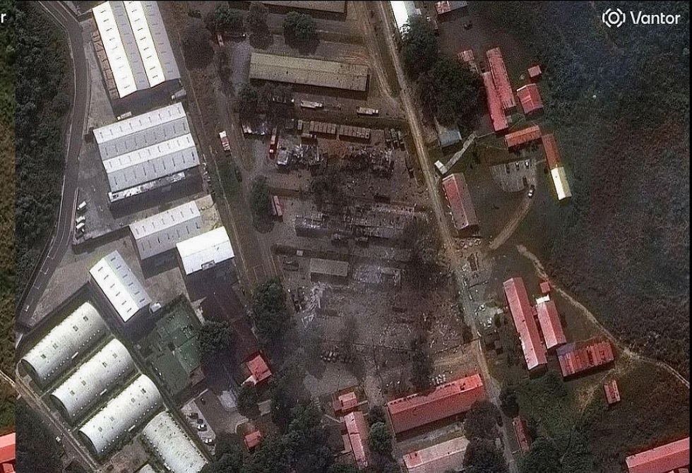 الأقمار الصناعية توثّق آثار الضربات الأمريكية على المقر الأخير لمادورو قبل اختطافه (صور)