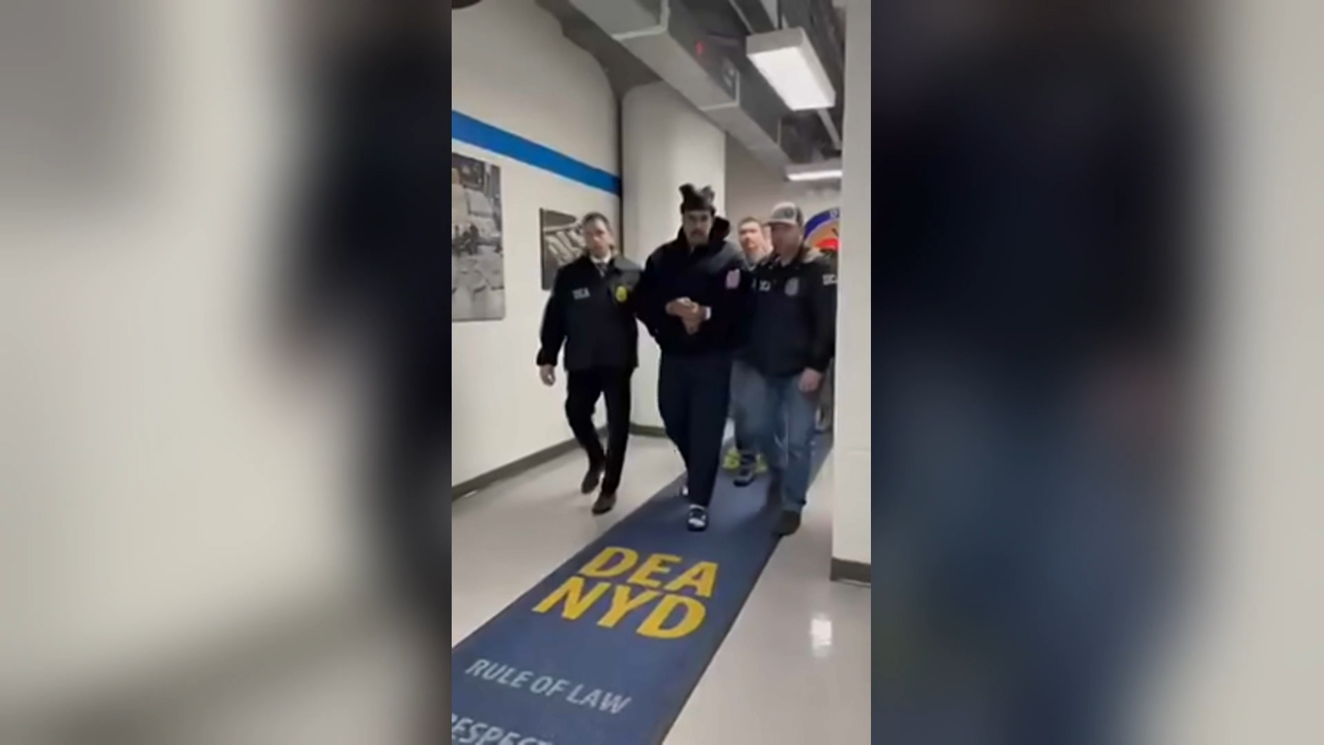 شاهد.. أول عبارات قالها مادورو بعد إحضاره إلى الولايات المتحدة مكبلا بالأصفاد