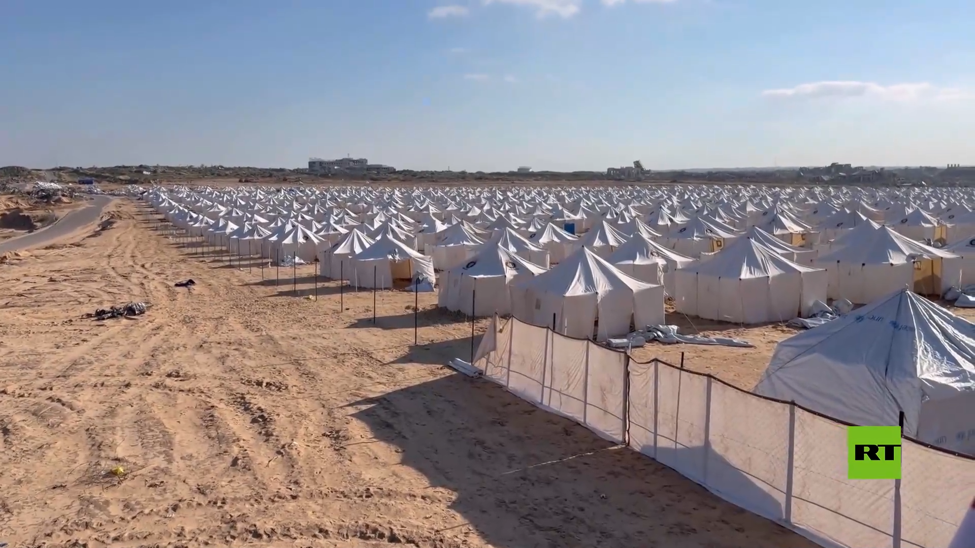 شاهد.. مصر تستعد لتدشين أكبر مخيم لإيواء النازحين جنوب غزة