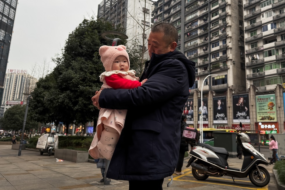 رفض واسع للإنجاب من قبل الأزواج الصينيين وسط تصاعد أزمة ديموغرافية حادة في البلاد