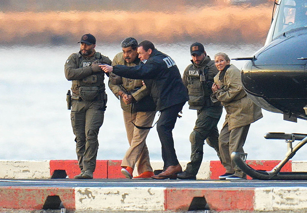 قاض أمريكي يحدد 17 مارس موعدا لجلسة محاكمة مادورو وزوجته واقتيادهما إلى مركز احتجازهما