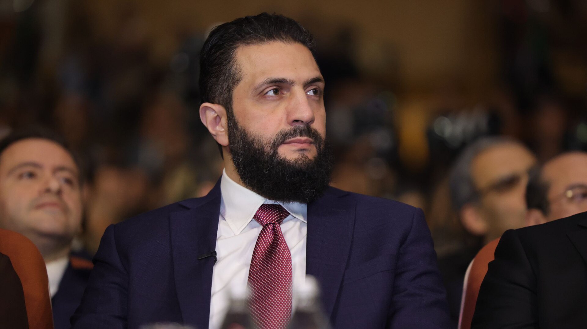 الرئيس أحمد الشرع يتجول في دمشق عقب أنباء عن حادث أمني استهدفه نفتها الداخلية (فيديوهات + صور)