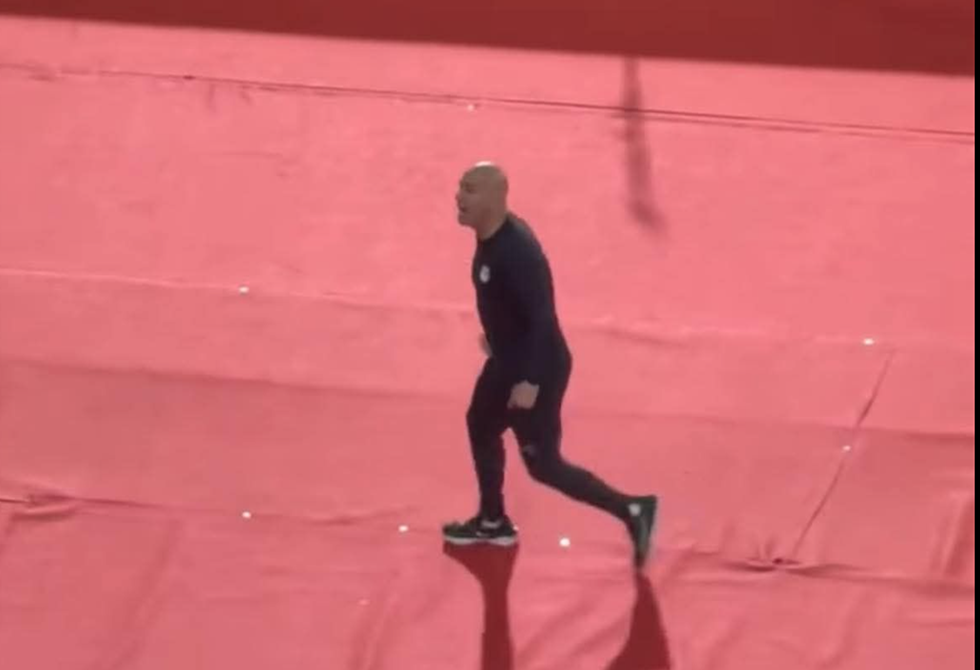 حركة حسام حسن للجمهور المغربي بعد هدف صلاح في شباك بنين تثير ضجة واسعة (فيديو)