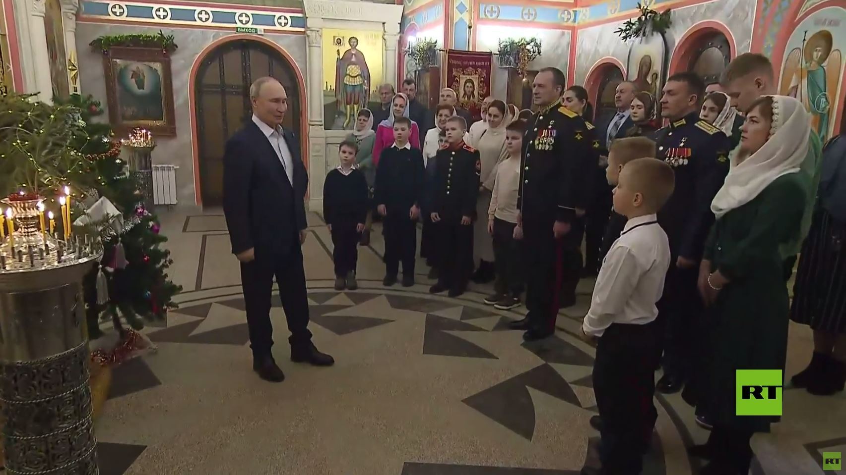 الرئيس الروسي فلاديمير بوتين يشهد احتفالات عيد الميلاد في إحدى الكنائس في ضواحي موسكو