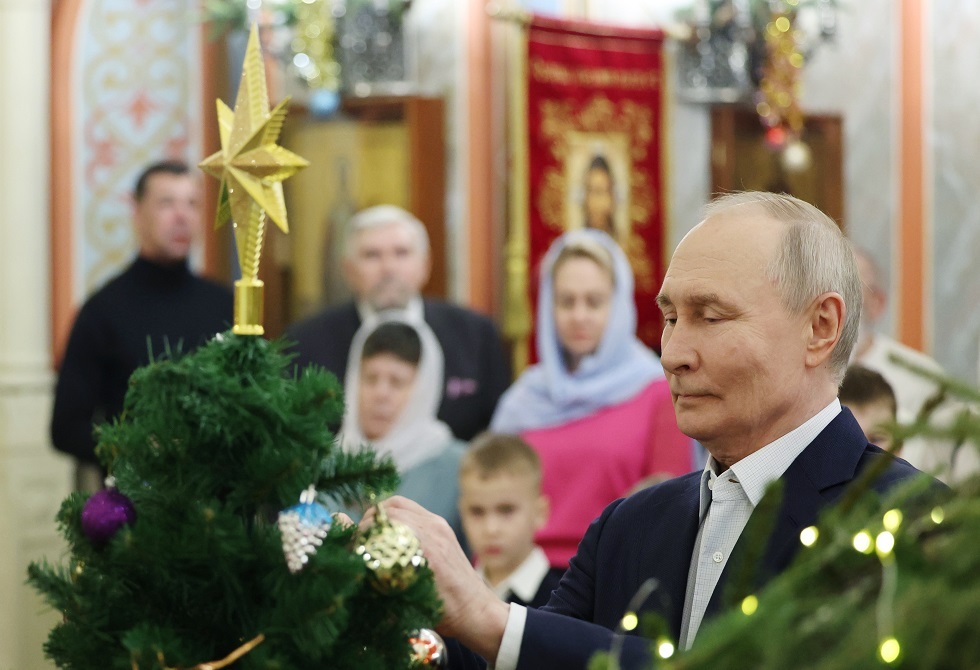 اهتمام بوتين بالتفاصيل يظهر خلال قداس عيد الميلاد (فيديو)