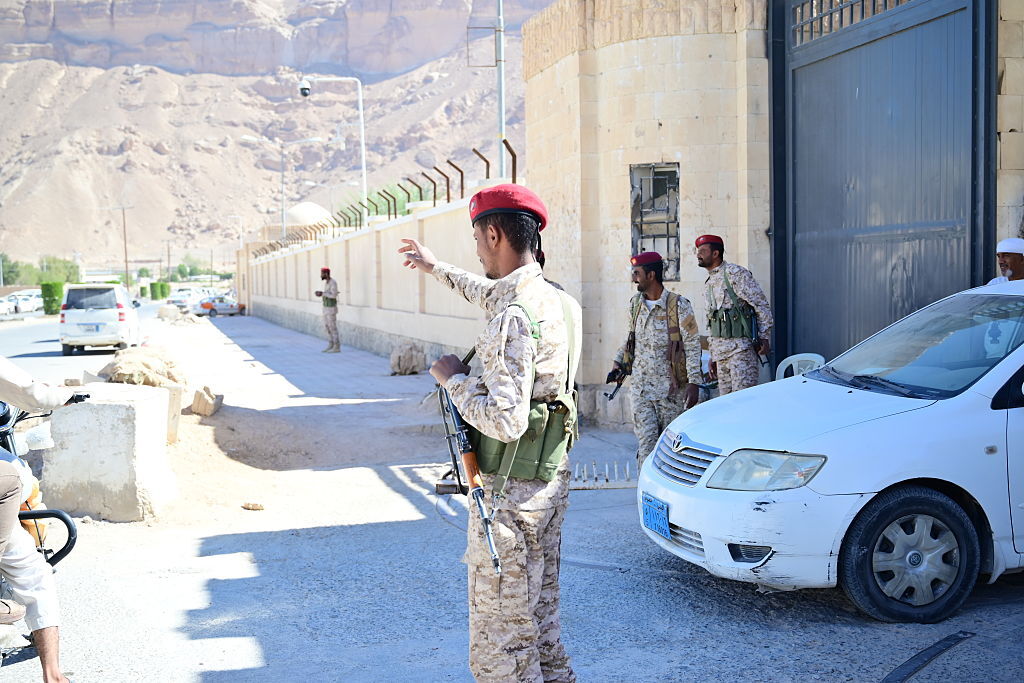 محافظ حضرموت يصدر سلسلة قرارات عسكرية ويحوّل مسؤولين إلى المحاكمة