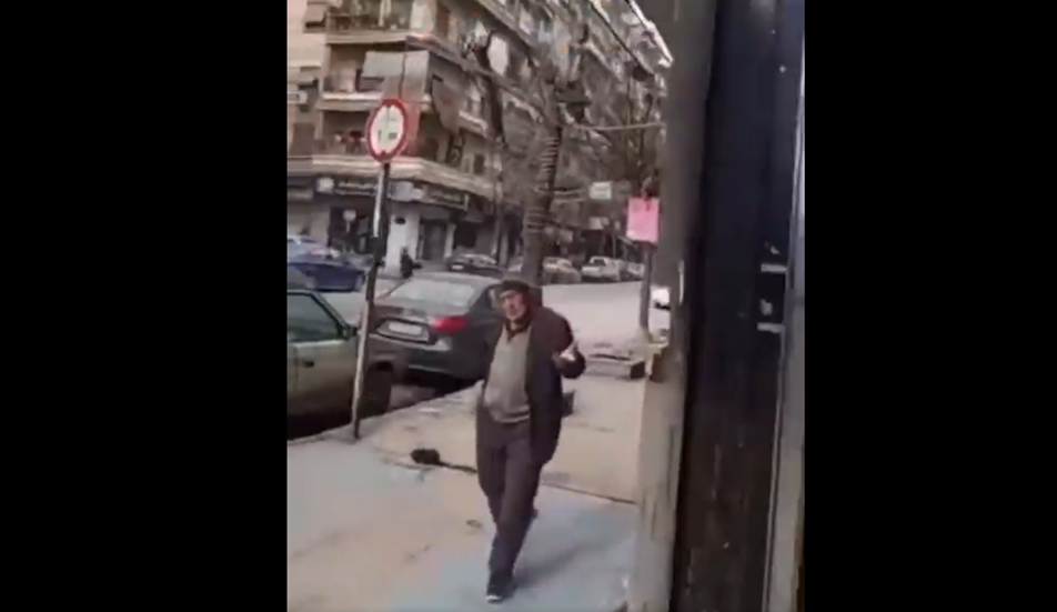 وسط الرصاص والقصف بحلب.. مسن سوري يسأل مقاتلا متأهبا عن بائع مشروبات كحولية في المنطقة (فيديو)