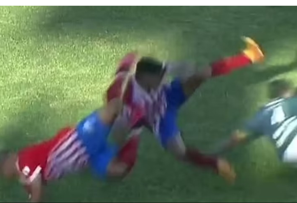 أول لاعب يستحق طردين!.. مدافع معار يوقع كارثة ضد زملائه السابقين (فيديو)