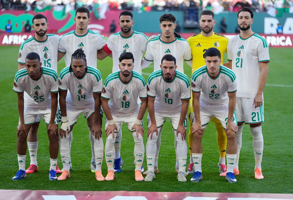 "الكاف" يعلن رسميا عن حكم مباراة الجزائر ضد نيجيريا