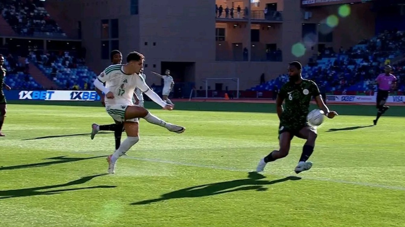 هل تغاضى الحكم عن ركلة جزاء "واضحة" للجزائر أمام نيجيريا؟ (فيديو)