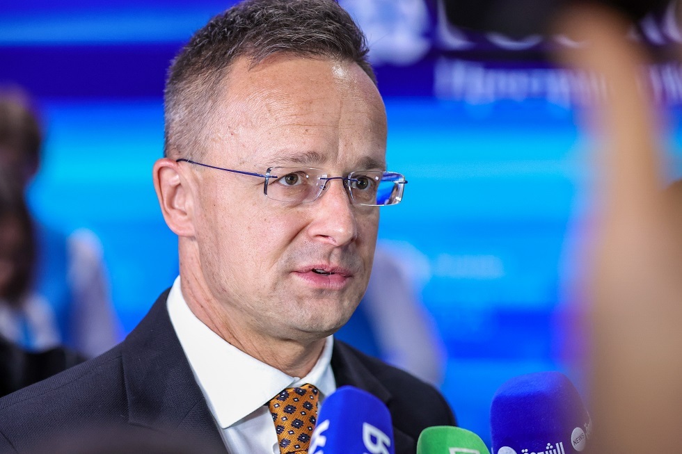 سيارتو: فرنسا وبريطانيا تخاطران بإثارة الحرب مع روسيا