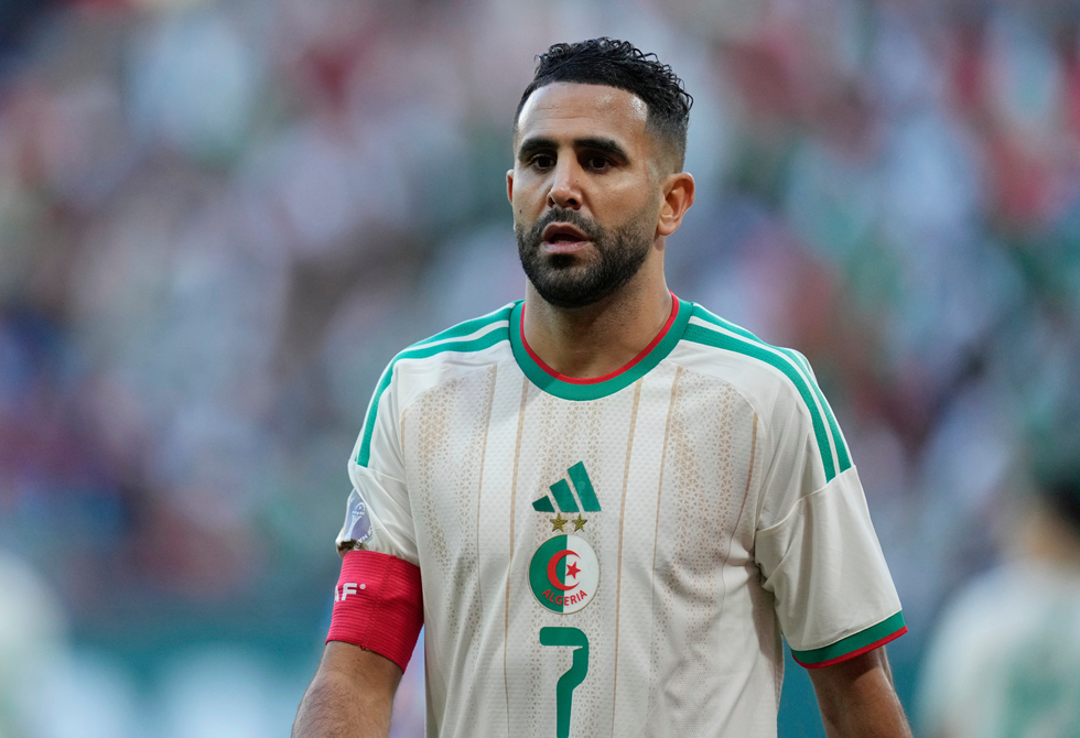 هل تسبب الحكم في إقصاء الجزائر من كأس إفريقيا.. رياض محرز ينهي الجدل بتصريح حاسم