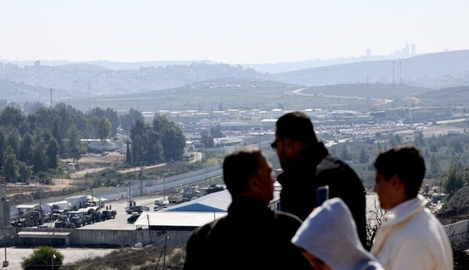 وصول 12 أسيرا محررا إلى مستشفى شهداء الأقصى في غزة عبر معبر كرم أبو سالم