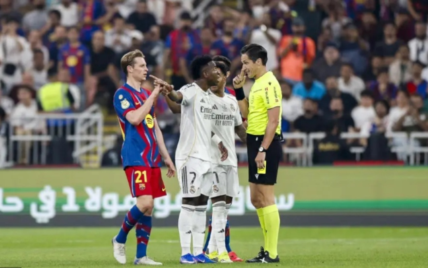 رسالة غير متوقعة من فينيسيوس لحكم السوبر الإسباني بسبب لامين جمال