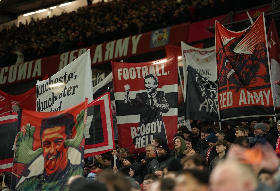 بعد "الكبوة".. جماهير مانشستر يونايتد تتشاجر فيما بينها (فيديو)