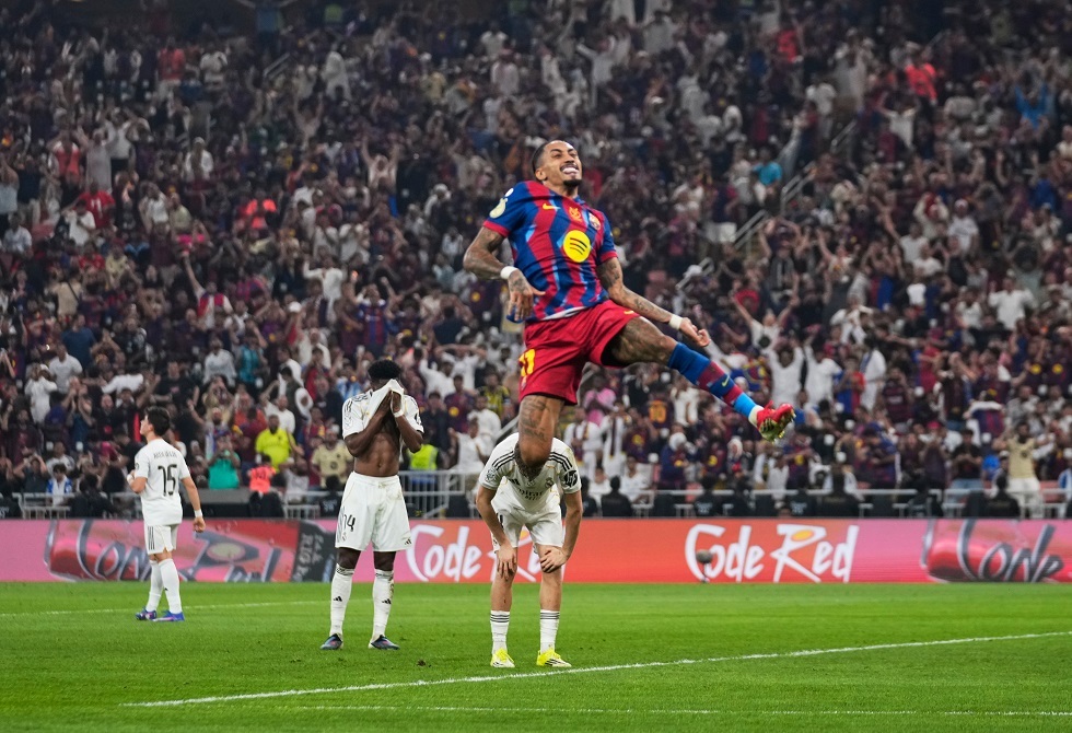 شاهد.. التركي غولر يتعرض للسخرية بعد موقف "كوميدي" محرج