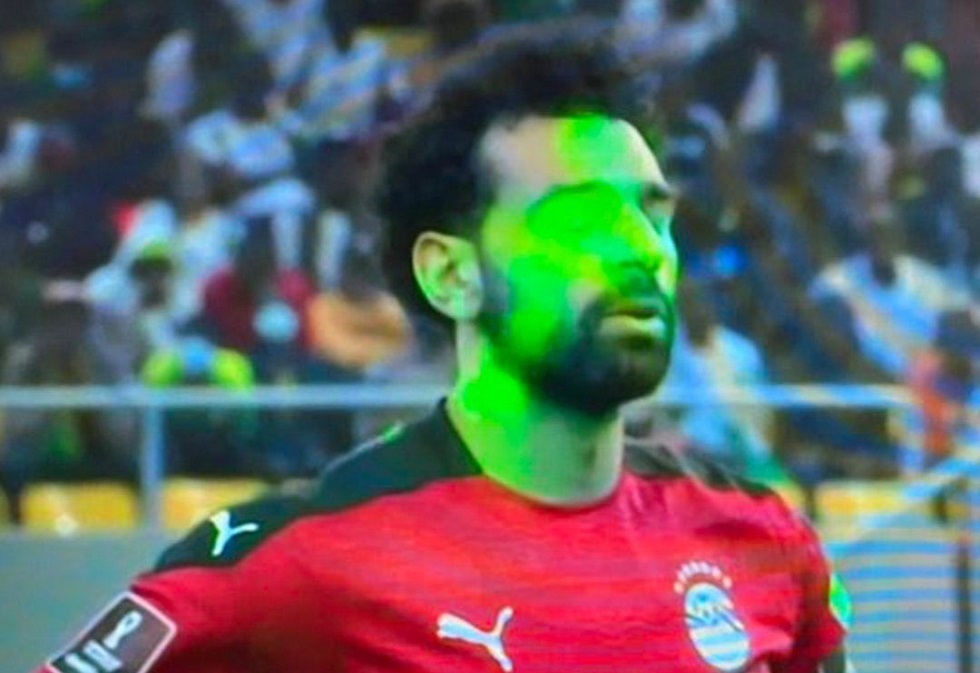 تصرف مثير.. السنغال تدعو مشجعا شهيرا لتوجيه "سلاحه" إلى وجه صلاح (فيديو)