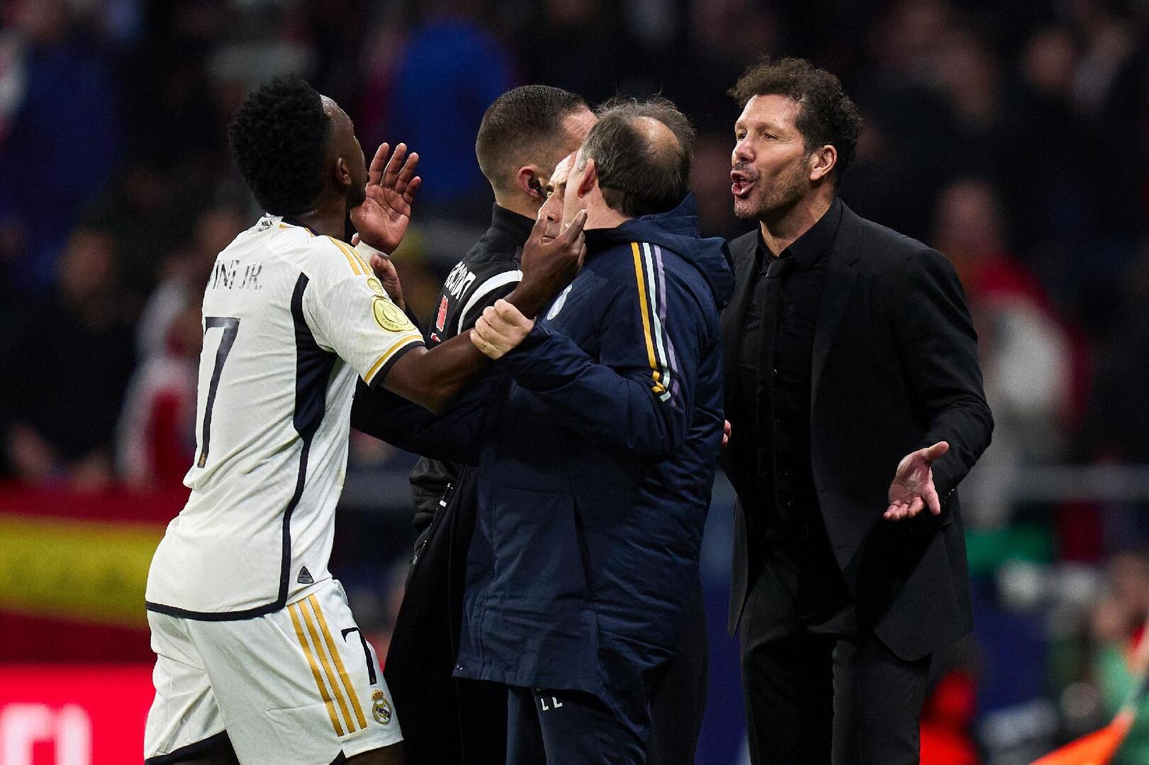 سيميوني يعتذر عن سخريته من فينيسيوس جونيور