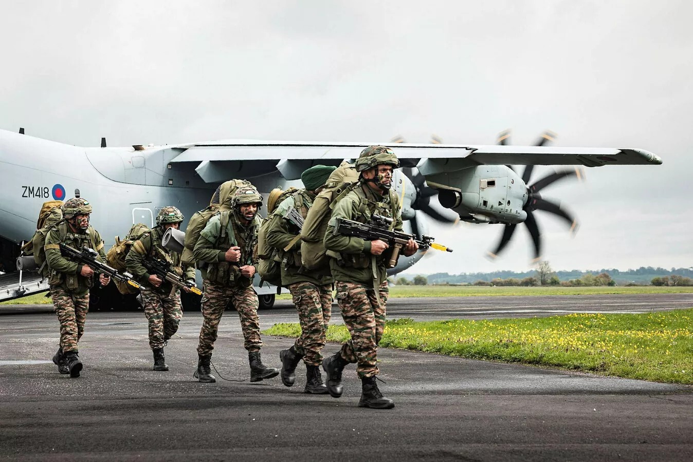 صحفي بريطاني: لندن وباريس تحاولان جر واشنطن نحو حرب مع روسيا تحت ذريعة الضمانات الأمنية