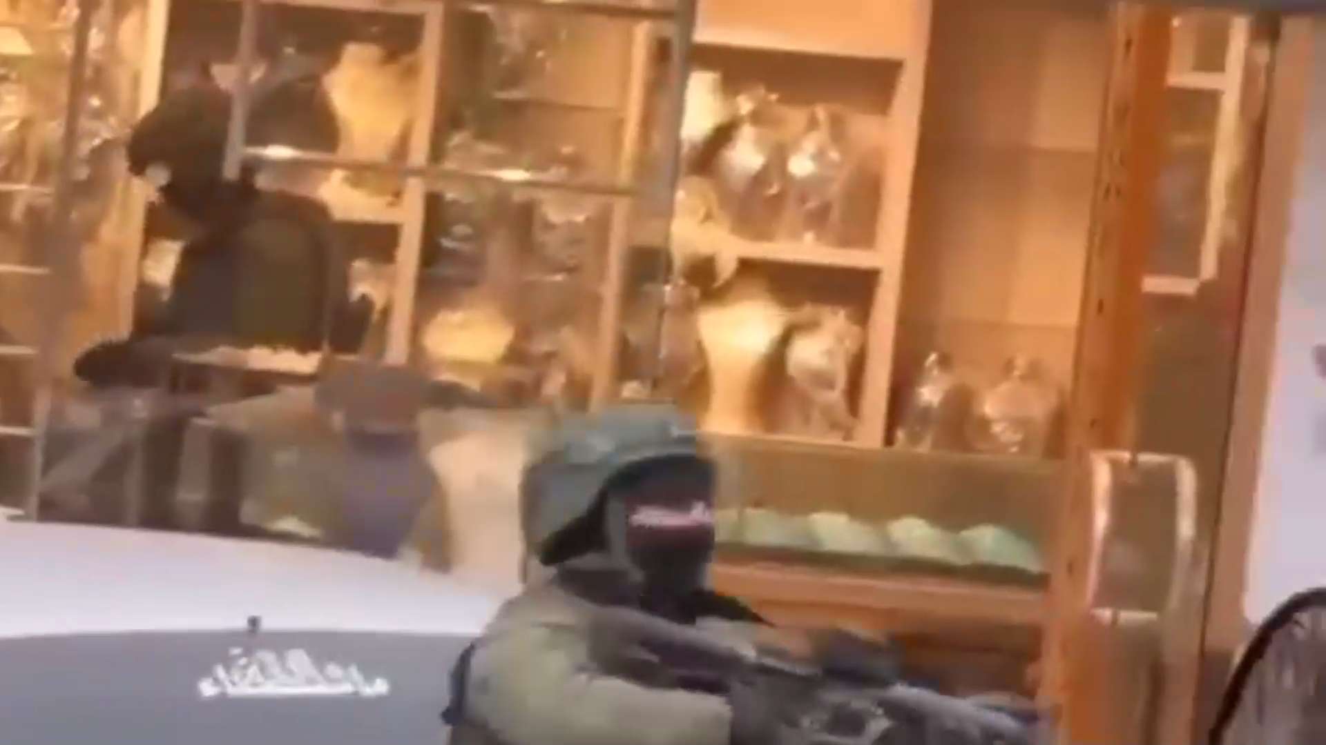 شاهد.. سطو مسلح على محل مجوهرات في الخليل ينفذه مرتدو زي الجيش الإسرائيلي