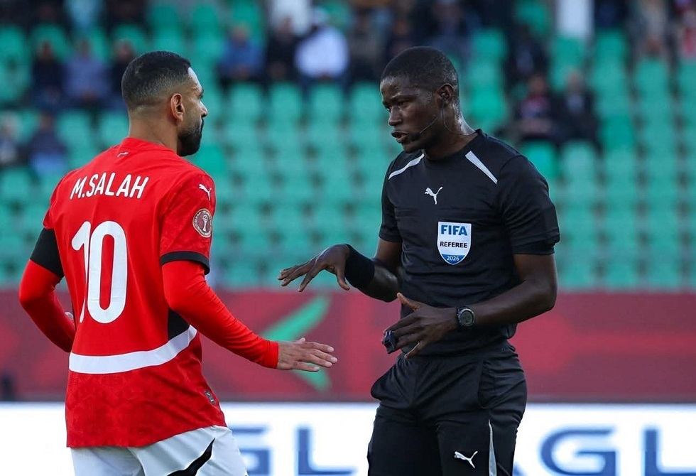 له سوابق.. حكم مباراة السنغال يثير قلق جماهير منتخب مصر