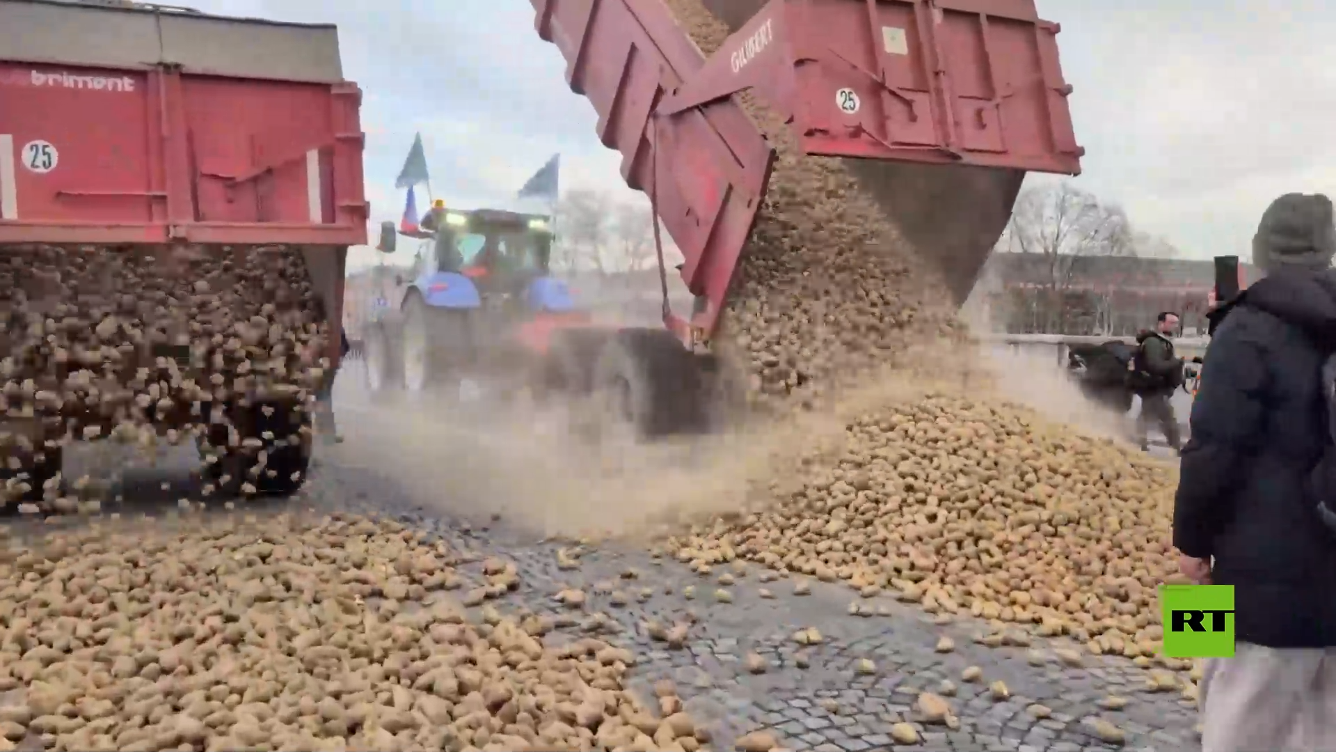 مزارعون غاضبون يفرغون شاحنة محملة بالبطاطس أمام مبنى الجمعية الوطنية في بارس