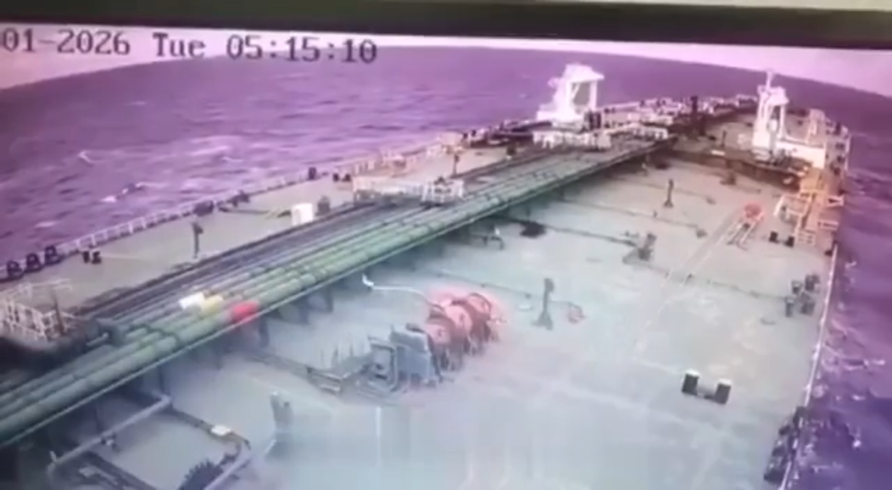 لحظة الهجوم الأوكراني على ناقلة نفط في البحر الأسود