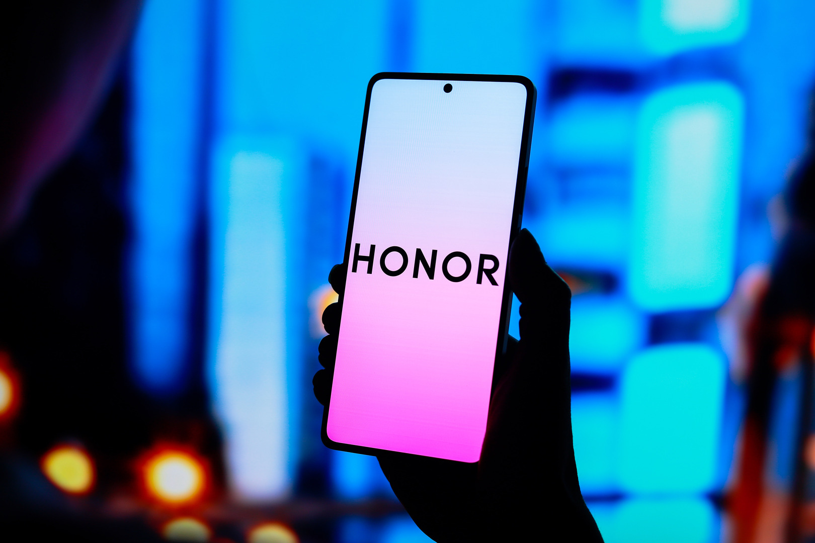 Honor تتحدى آبل وسامسونغ بهاتف نحيف ومتطور