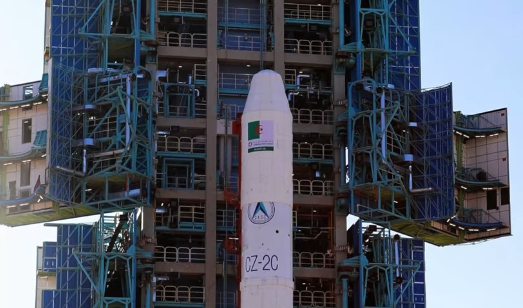 وزير الدفاع الجزائري يراقب إطلاق الصين قمرا اصطناعيا لبلاده (فيديو)