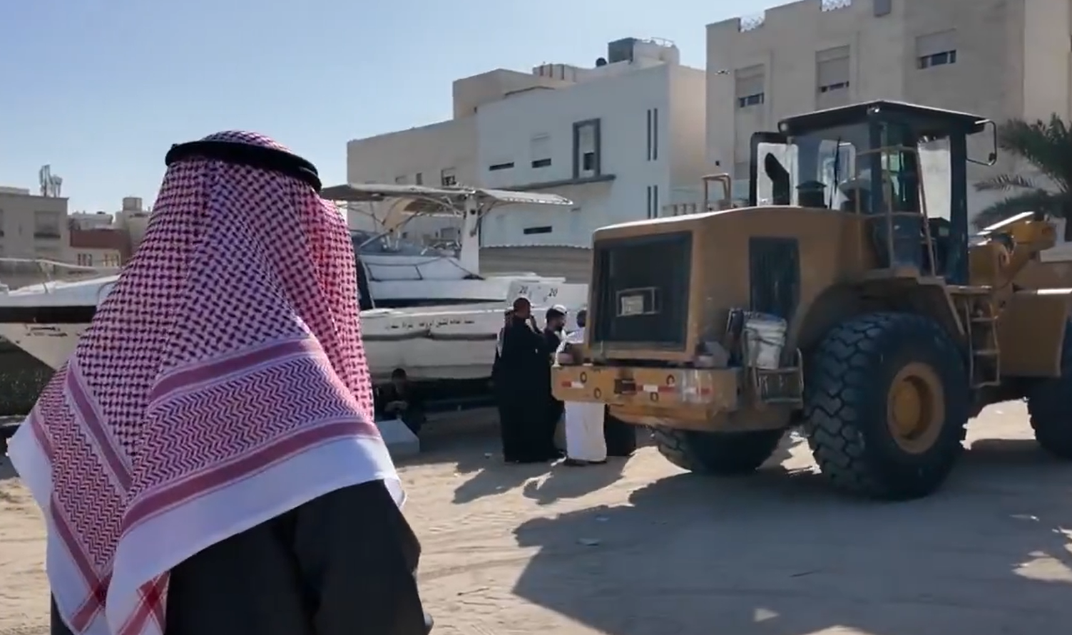 الكويت.. وزير الداخلية يشرف على ضبط حسينية غير مرخصة داخل أحد المنازل (فيديو)