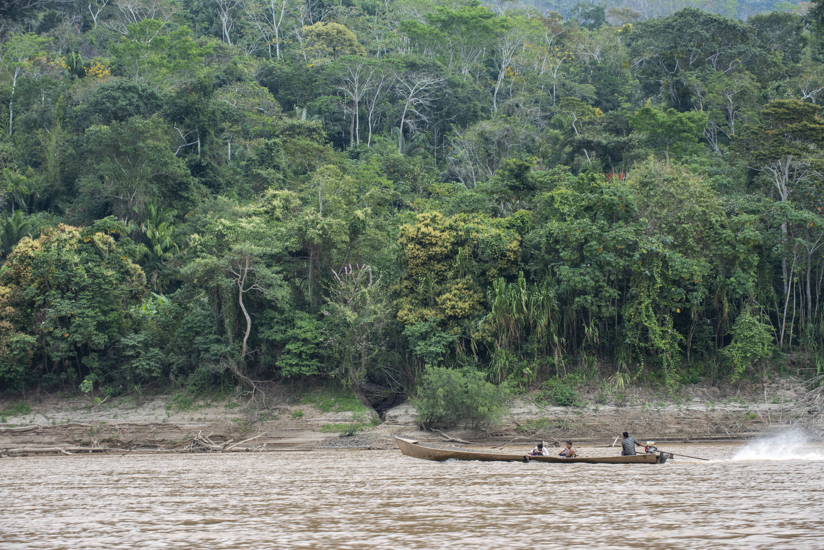 ناشط بيئي يوثق لقطات لم تعرض من قبل لقبيلة أمازونية لم يسبق الاتصال بها! (صور)