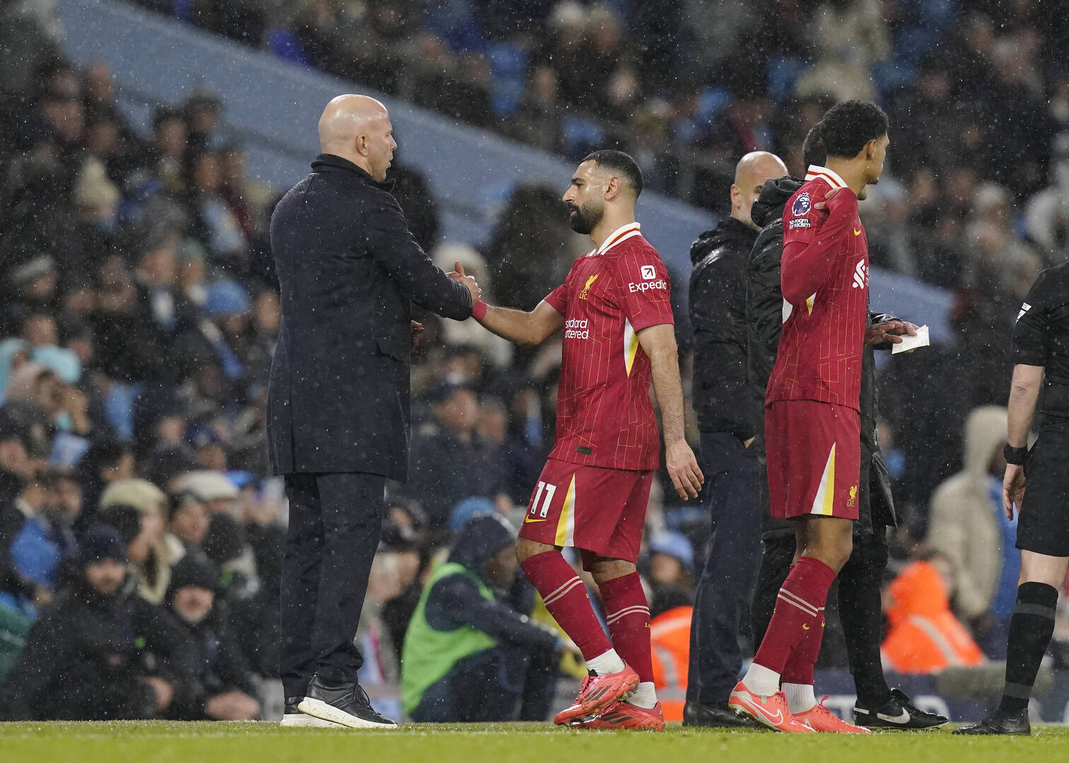 هل حاول سلوت توجيه رسالة إلى محمد صلاح بشكل غير مباشر؟