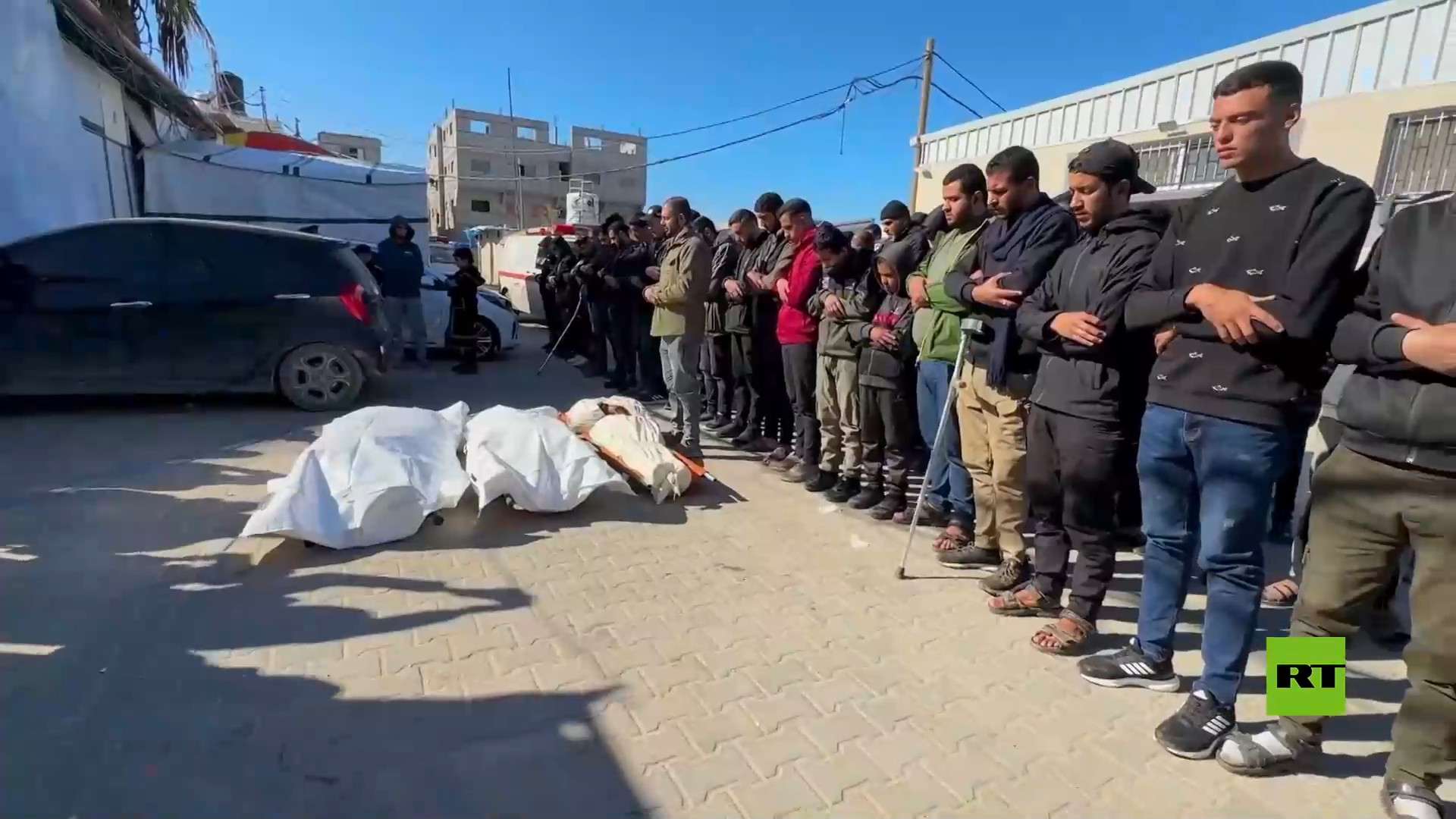 قطاع غزة.. أهالي دير البلح يشيعون 7 أشخاص قتلوا في القصف الإسرائيلي