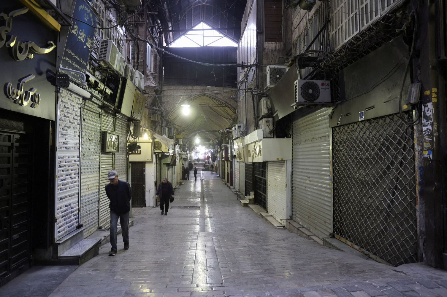 رويترز نقلا عن سكان ومنظمة حقوقية: تراجع الاحتجاجات في إيران