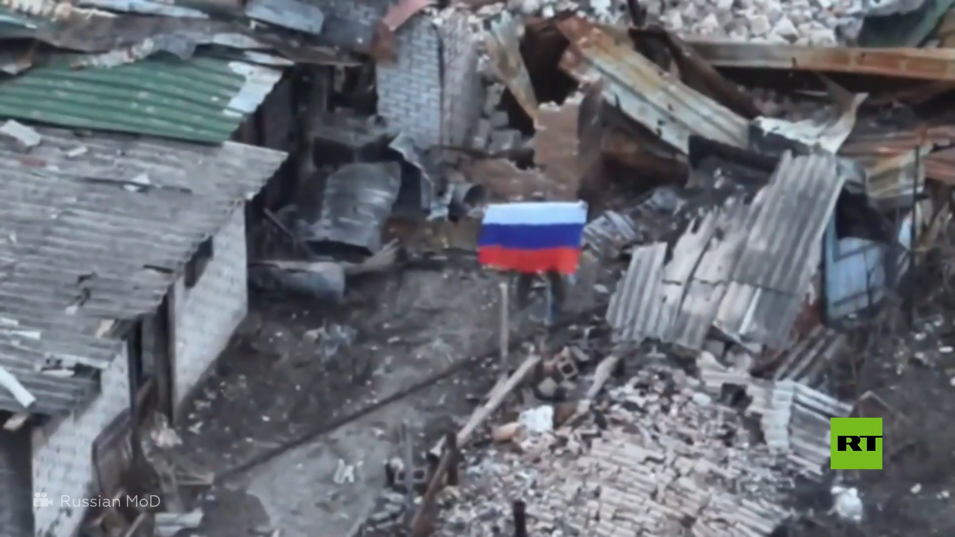 رفع العلم الروسي فوق بلدة جديدة في مقاطعة دونيتسك