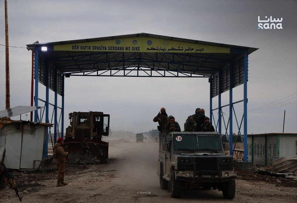 الجيش السوري يبدأ دخول منطقة العمليات بريف حلب الشرقي مع انسحاب "قسد" منها