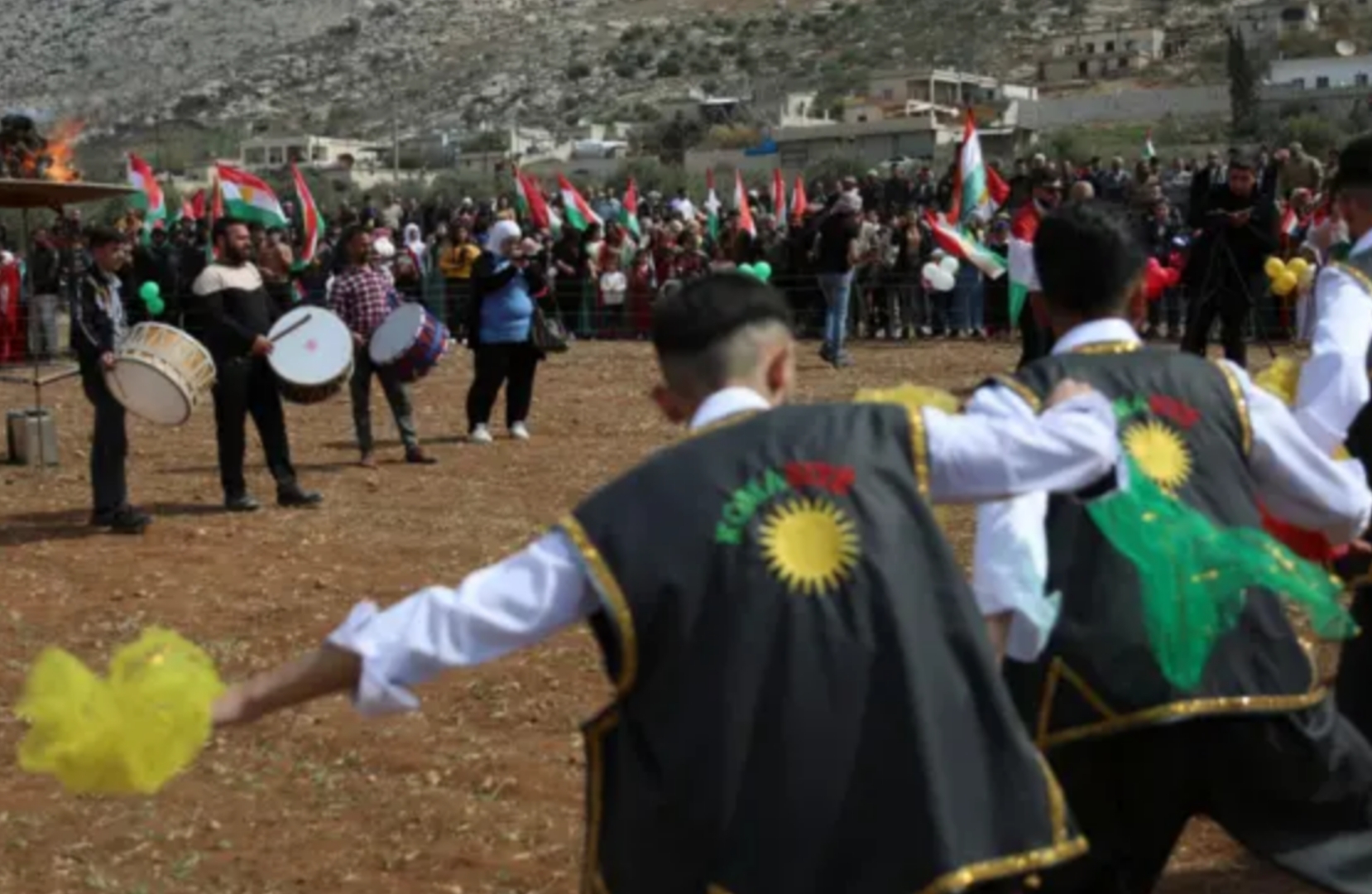 بين الترحيب والتحفظ.. هكذا تفاعل السوريون مع مرسوم الشرع حول حقوق الأكراد في سوريا