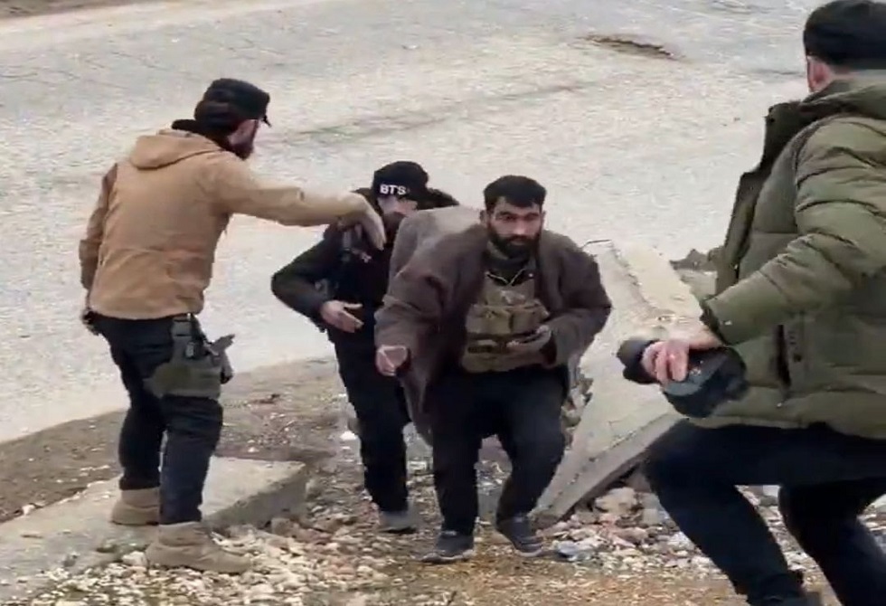مقاطع مصورة توثّق انشقاق عناصر من "قسد" وتسليم أنفسهم للجيش السوري