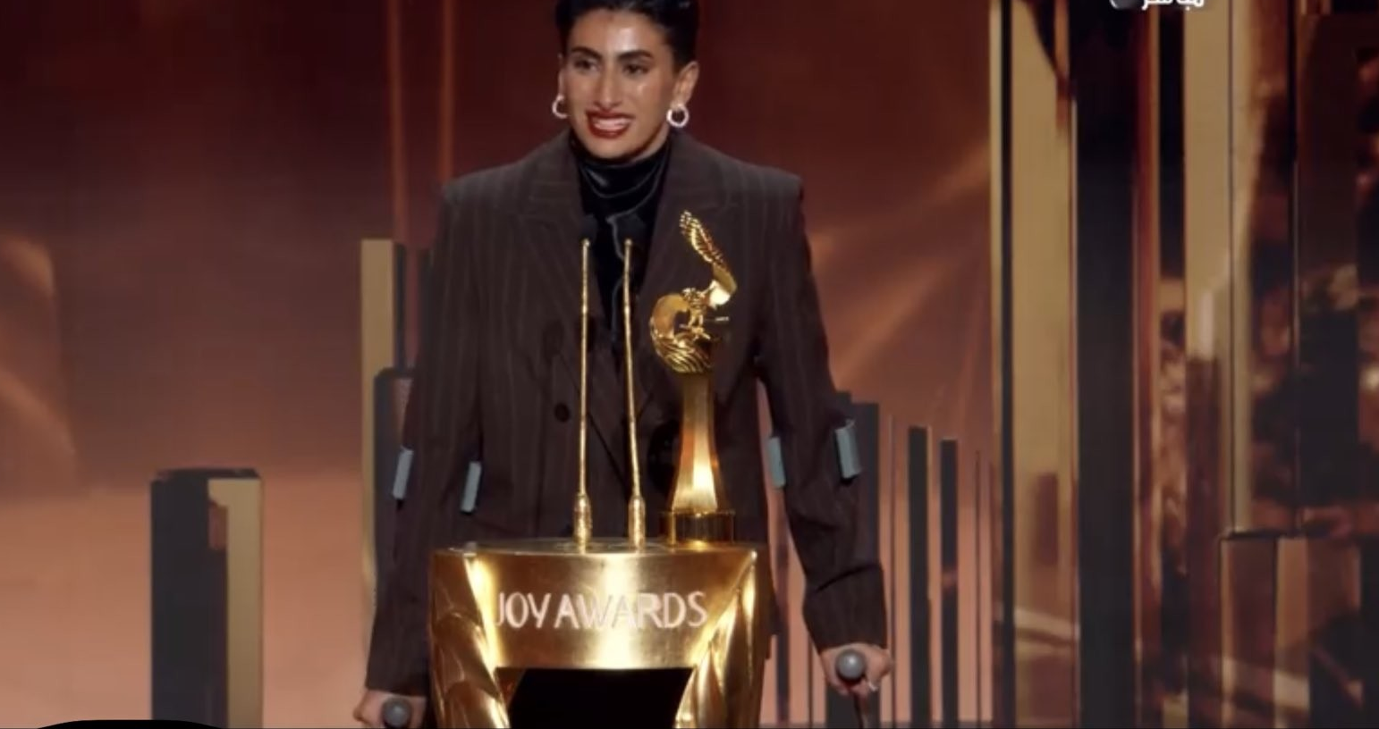 نجمة الهلال السعودي ليلى القحطاني تخطف الأنظار وتقلد احتفال رونالدو على منصة جوي أوردز (فيديو)